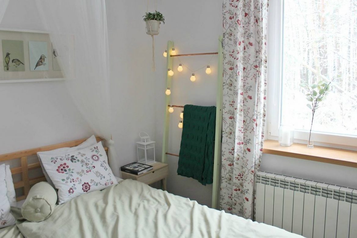 Dekoracyjna drabina diy w sypialni