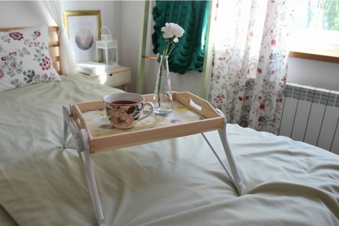 Taca śniadaniowa do łóżka